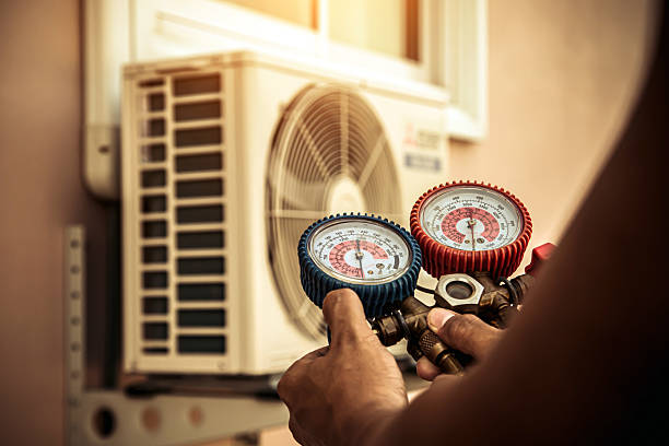 Professional Hvac technician working in Hobe Sound, FL
